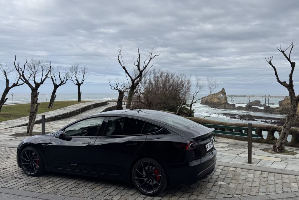 Tesla noire près du Rocher de la Vierge, Biarritz