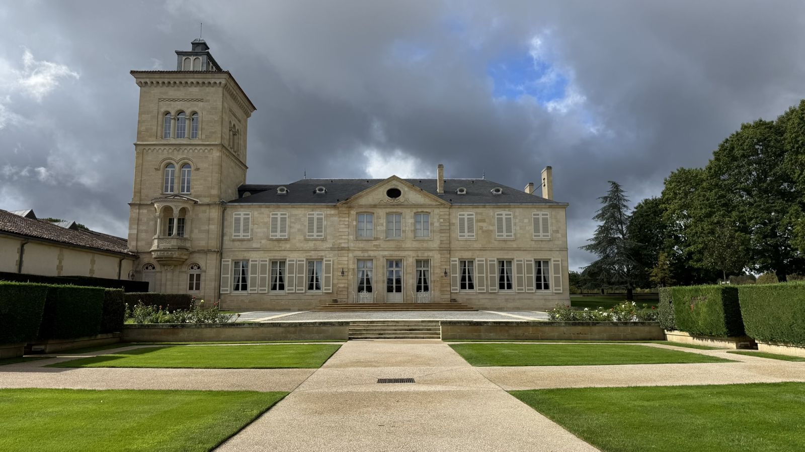 Façade et tour du château Lagrange, Saint-Julien-Beychevelle