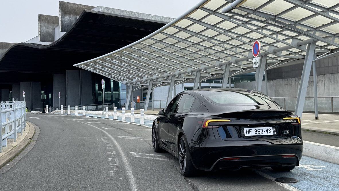 Tesla à l’aéroport de Bordeaux-Mérignac