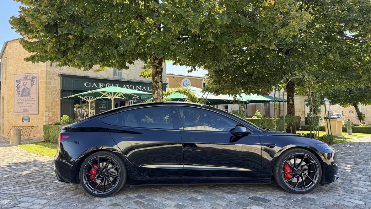 Tesla Model 3 noire devant le Café Lavinal, Pauillac