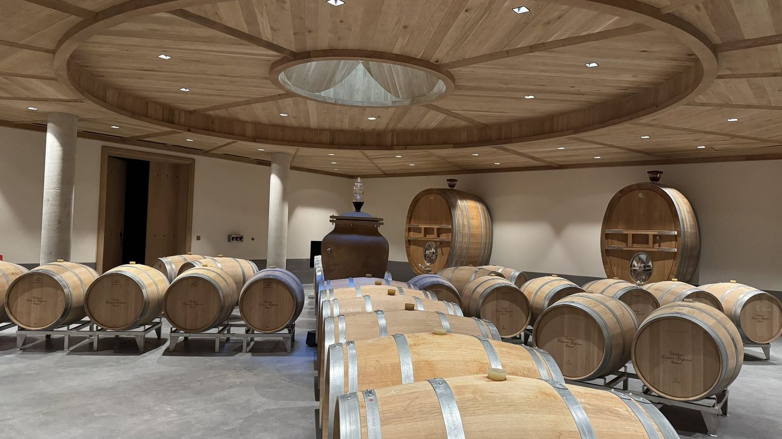 Le chai rond à barriques du château Beau-Séjour Bécot à Saint-Émilion
