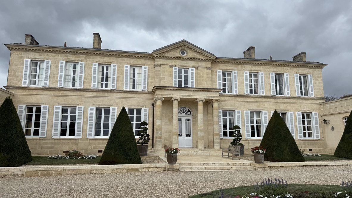 La façade classique du château Branaire-Ducru à Saint-Julien-Beychevelle