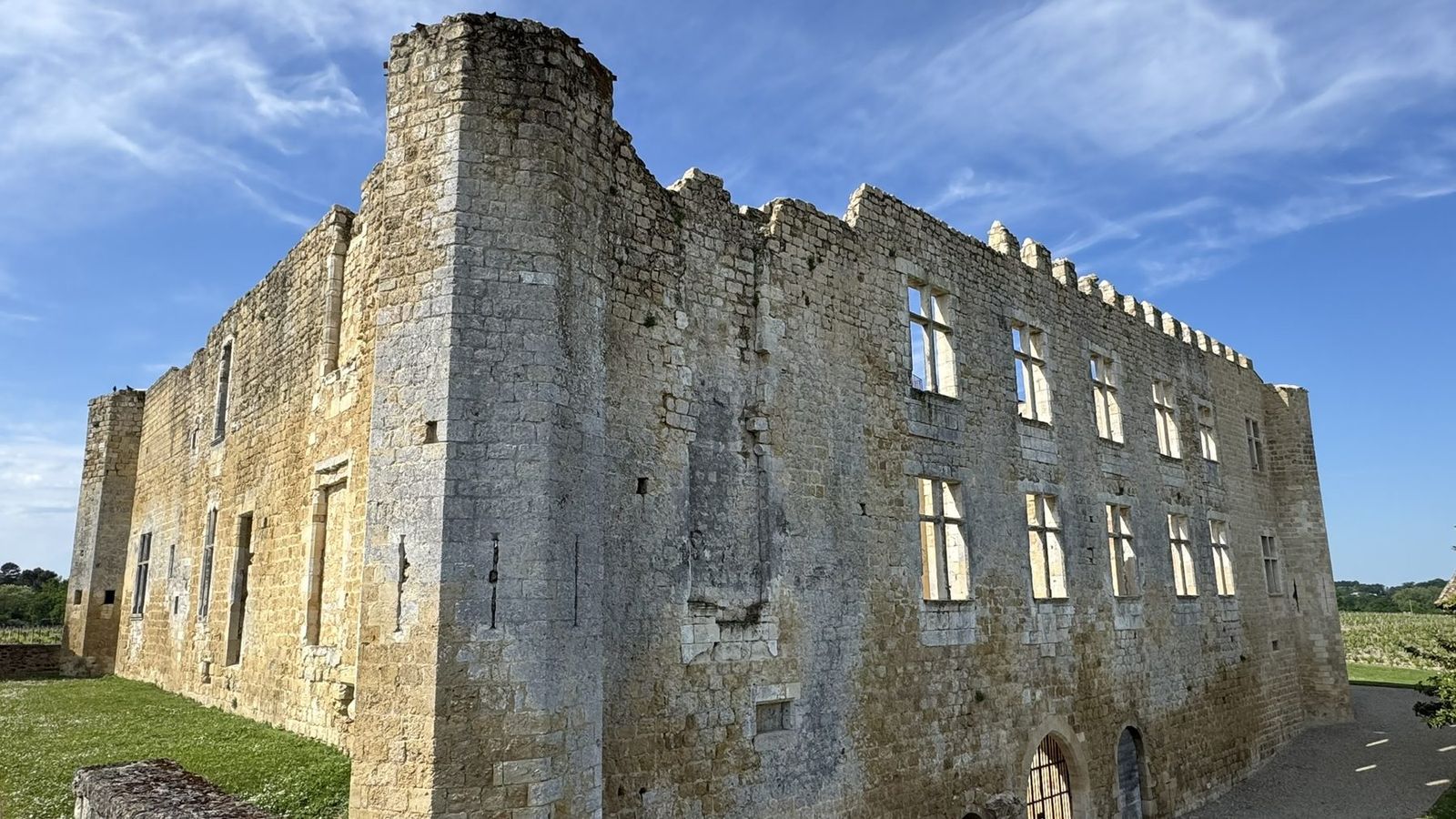 Les murs médiévaux du château de Fargues