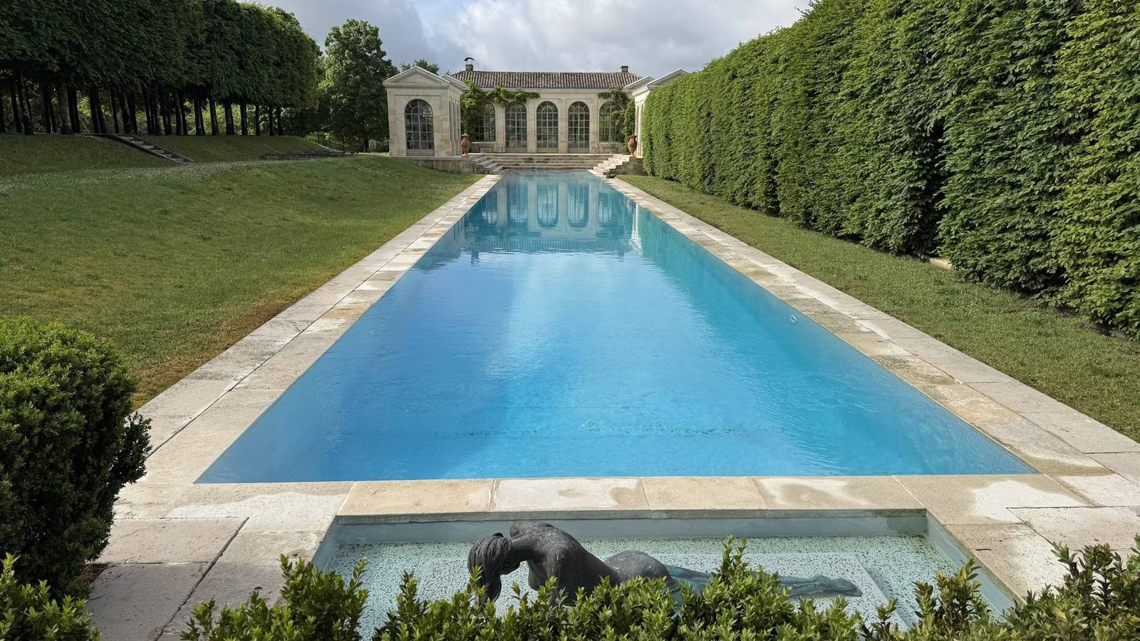 La piscine et les jardins du château du Tertre à Arsac