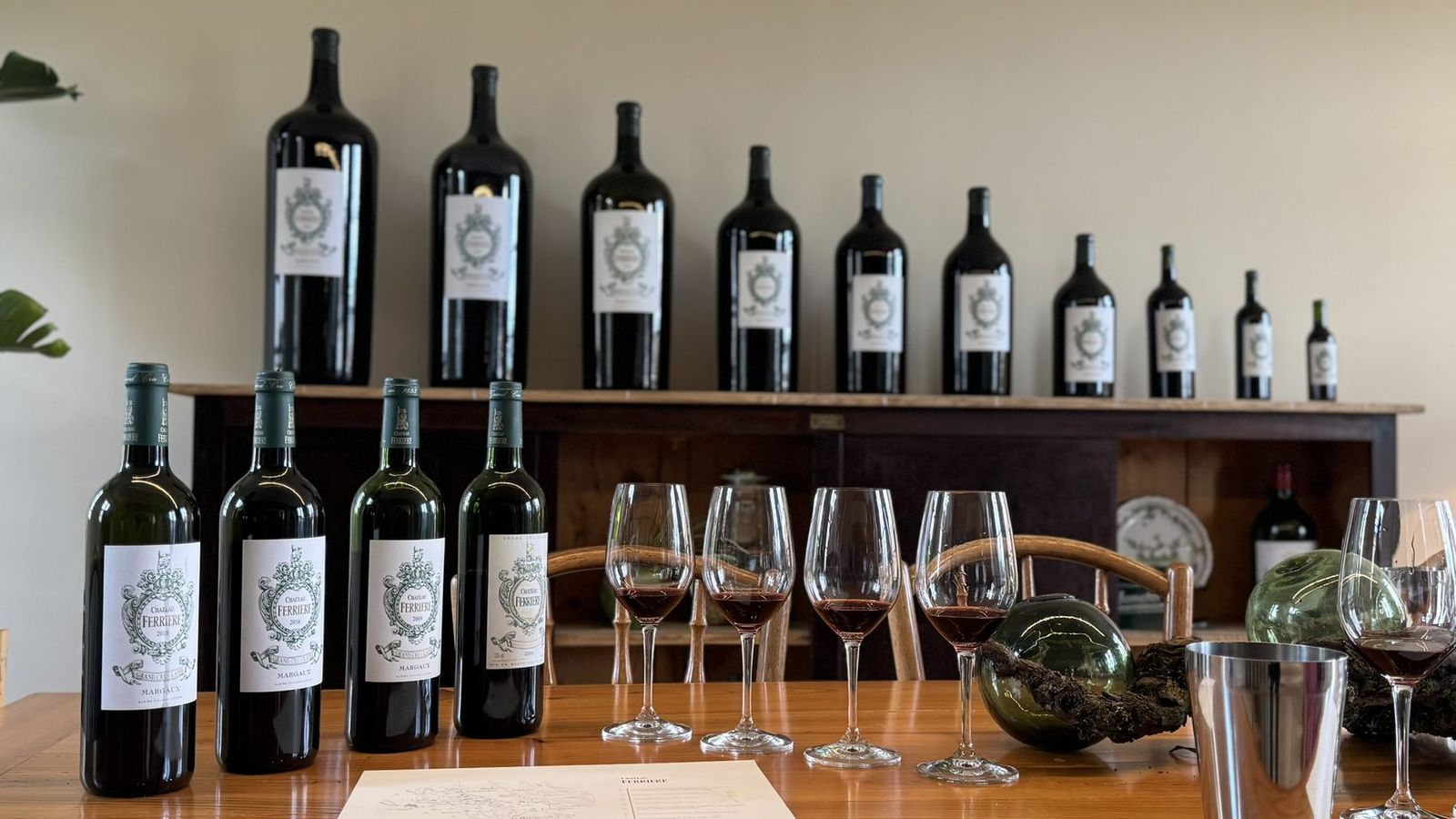 Bouteilles et verres prêts pour une dégustation au château Ferrière