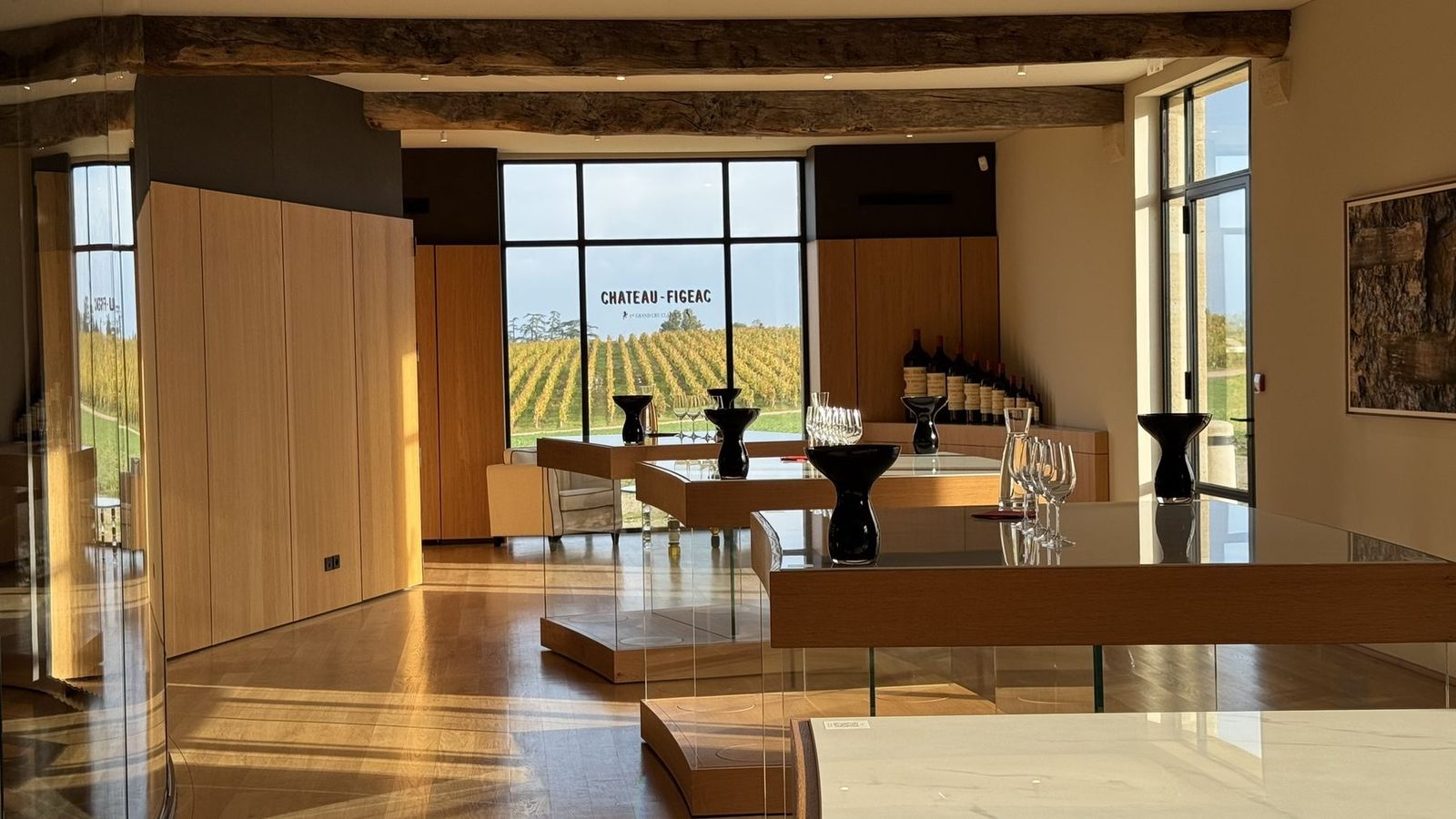 La salle de dégustation vitrée du château Figeac à Saint-Émilion