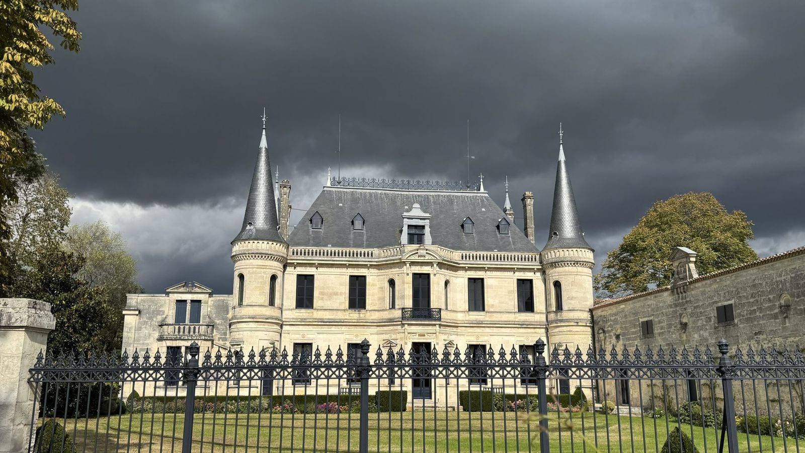Le château Palmer et ses tourelles sous un ciel d’orage