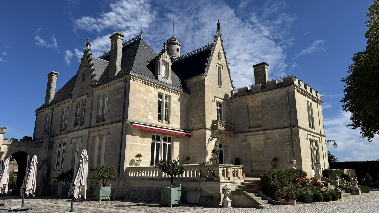 Le château Pape Clément et ses tourelles néogothiques, à Pessac