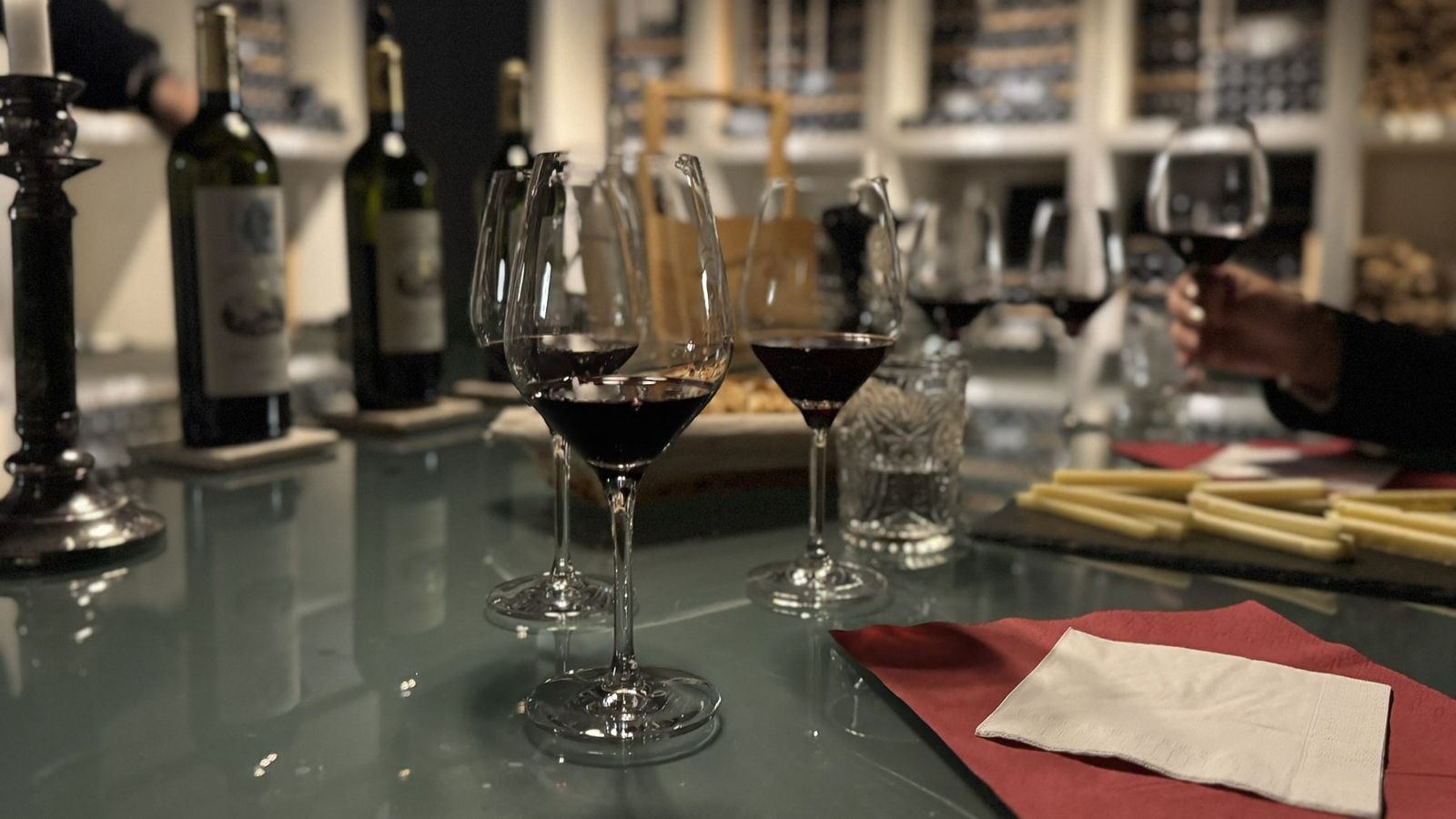 Verres de vin rouge lors d’une dégustation au château Siran à Labarde
