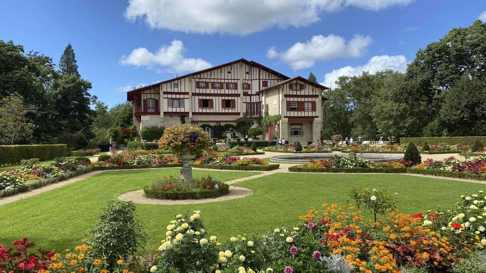Jardins fleuris de la villa Arnaga, Cambo-les-Bains